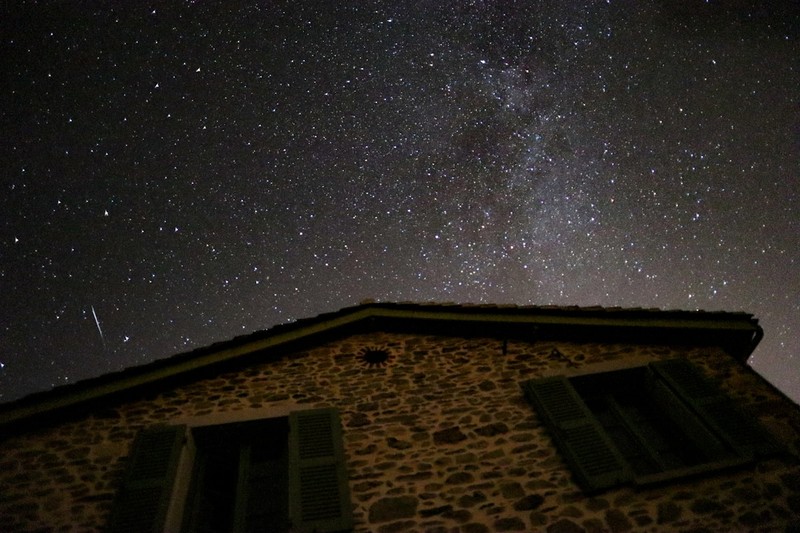 Stargazing terrace at a Tuscan agriturismo with a telescope set up under a starry sky
