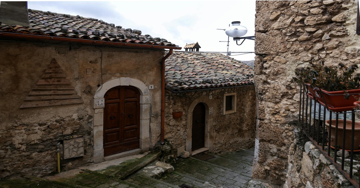Panoramic view of a Tuscan agriturismo with olive trees and rolling hills